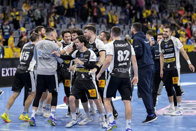 ThSV Eisenach players, cheering after the final whistle, joy about the victory, winner, winner, cheers, cheering, cheerful, positive, happy, rejoicing, optimistic, highlight, action, action, dancing in a circle, team circle, team circle, 01 11 2024, Mannheim Germany , Handball, Bundesliga, Rhein Neckar Löwen ThSV Eisenach xozx