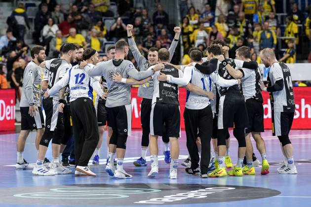 ThSV Eisenach players, cheering after the final whistle, joy about the victory, winner, winner, cheers, cheering, cheerful, positive, happy, rejoicing, optimistic, highlight, action, action, dancing in a circle, team circle, team circle, 01 11 2024, Mannheim Germany , Handball, Bundesliga, Rhein Neckar Löwen ThSV Eisenach xozx