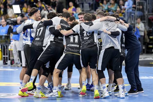 ThSV Eisenach players, cheering after the final whistle, joy about the victory, winner, winner, cheers, cheering, cheerful, positive, happy, rejoicing, optimistic, highlight, action, action, dancing in a circle, team circle, team circle, 01 11 2024, Mannheim Germany , Handball, Bundesliga, Rhein Neckar Löwen ThSV Eisenach xozx
