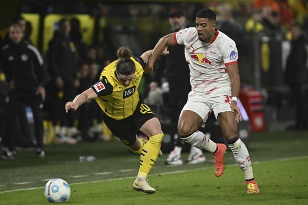 from left in duel Marcel Sabitzer Dortmund 20 Benjamin Henrichs Leipzig 30 02 11 2024 Soccer Borussia Dortmund vs RB Leipzig, Signal Iduna Park, Dortmund, DFB DFL REGULATIONS PROHIBIT ANY USE OF PHOTOGRAPHS AS IMAGE SEQUENCES AND OR QUASI VIDEO NRW Germany Copyright: xpepphotox xHorstxMauelshagenx pep00321, pep_20241102_hm_0496