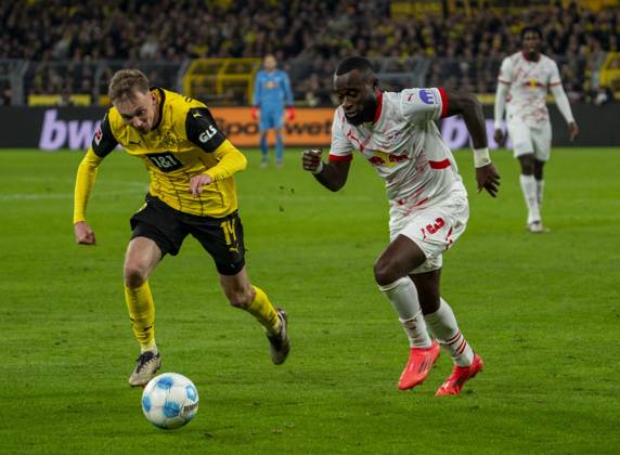 Maximilian Beier Borussia Dortmund, 14 in duel against Lutsharel Geertruida RB Leipzig, 3 02 11 2024, Soccer, 1 Bundesliga Borussia Dortmund RB Leipzig in Dortmund, Signal Iduna Park, Season 2024 2025 Copyright: HMBxMedia xMarcoxBader
