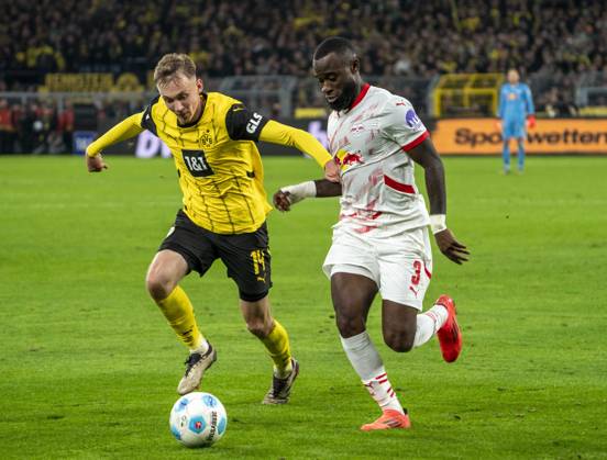 Maximilian Beier Borussia Dortmund, 14 in duel against Lutsharel Geertruida RB Leipzig, 3 02 11 2024, Soccer, 1 Bundesliga Borussia Dortmund RB Leipzig in Dortmund, Signal Iduna Park, Season 2024 2025 Copyright: HMBxMedia xMarcoxBader