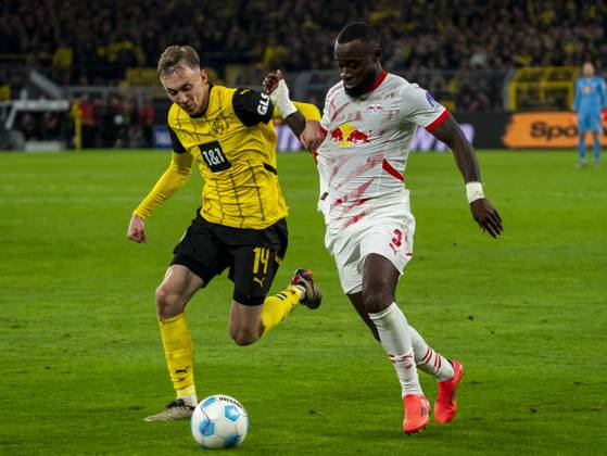 Maximilian Beier Borussia Dortmund, 14 in duel against Lutsharel Geertruida RB Leipzig, 3 02 11 2024, Soccer, 1 Bundesliga Borussia Dortmund RB Leipzig in Dortmund, Signal Iduna Park, Season 2024 2025 Copyright: HMBxMedia xMarcoxBader