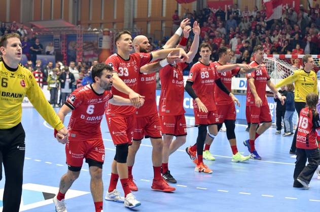 Cheering, joy after the victory , Nebojsa Simic goalkeeper MT Melsungen 16 , Erik Balenciaga MT Melsungen 6 , Aaron Mensing MT Melsungen 33 , Adrian Sipos MT Melsungen 8 , Ian Barrufet MT Melsungen 83 , Rogerio Moraes Ferreira MT Melsungen 13 , Alexandre Cavalcanti MT Melsungen 24 L R , GER, MT Melsungen HC Erlangen, Handball, 1 Bundesliga, Matchday 9, Season 2024 2025, 02 11 2024, GER, MT Melsungen HC Erlangen, Handball, 1 Bundesliga, Matchday 9, Season 2024 2025, 02 11 2024 Kassel Copyright: xEibner-Pressefotox xRolandxSippelx EP_RSL