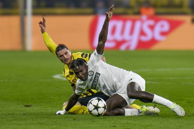 v li in duel Marcel Sabitzer Dortmund 20 Seedy Jatta Graz 20 05 11 2024 Soccer, Champions League, Borussia Dortmund vs Sturm Graz, Signal Iduna Park, Dortmund, NRW Germany Copyright: xpepphotox xHorstxMauelshagenx pep00321, pep_20241105_hm_0365