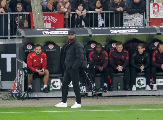 Head Coach Vincent Kompany FC Bayern Muenchen Football, 1 BL, Season 2024 2025, Men, FC St Pauli vs FC Bayern Muenchen DFL REGULATIONS PROHIBIT ANY USE OF PHOTOGRAPHS AS IMAGE SEQUENCES AND OR QUASI VIDEO