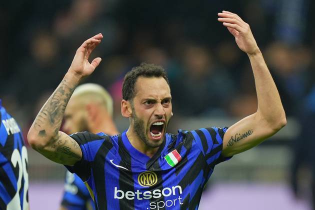 Inter Milan s Hakan Calhanoglu celebrates after scoring 1-1 during the Serie A soccer match between Inter and Napoli at San Siro Stadium in Milan , North Italy - Sunday , november 10 , 2024. - Soccer .  Copyright: xSpada LaPressex