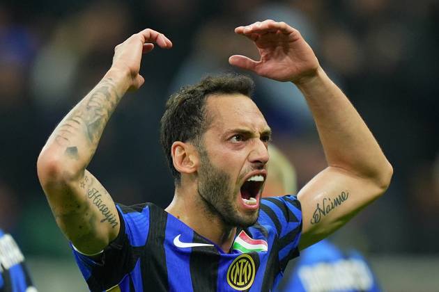 Inter Milan s Hakan Calhanoglu celebrates after scoring 1-1 during the Serie A soccer match between Inter and Napoli at San Siro Stadium in Milan , North Italy - Sunday , november 10 , 2024. - Soccer .  Copyright: xSpada LaPressex