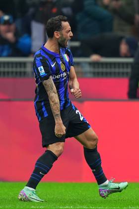 Inter Milan s Hakan Calhanoglu celebrates after scoring 1-1 during the Serie A soccer match between Inter and Napoli at San Siro Stadium in Milan , North Italy - Sunday , november 10 , 2024. - Soccer .  Copyright: xSpada LaPressex