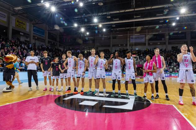 The Telekom Baskets Bonn team celebrates the victory against Maccabi Ironi Ramat Gan Telekom Baskets Bonn vs Maccabi Ironi Ramat Gan, Basketball, Champions League, Group round, 2024 2025, 13 11 2024 Telekom Baskets Bonn vs Maccabi Ironi Ramat Gan, Basketball, Champions League, Group round, 2024 2025, 13 11 2024 Bonn Copyright: xEibner-Pressefoto GerhardxWingenderx EP_GWR