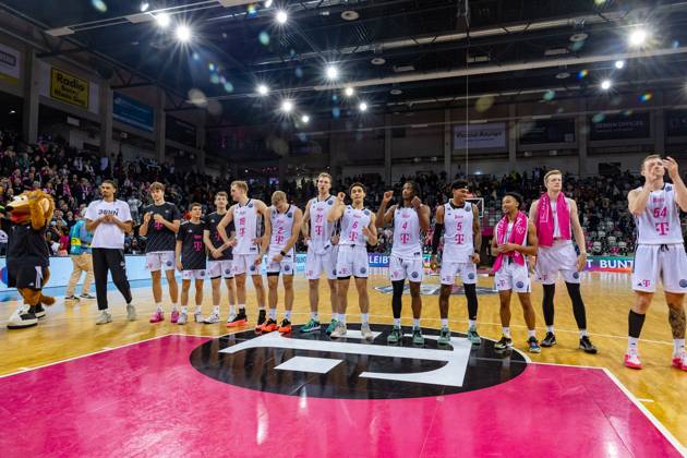 The Telekom Baskets Bonn team celebrates the victory against Maccabi Ironi Ramat Gan Telekom Baskets Bonn vs Maccabi Ironi Ramat Gan, Basketball, Champions League, Group round, 2024 2025, 13 11 2024 Telekom Baskets Bonn vs Maccabi Ironi Ramat Gan, Basketball, Champions League, Group round, 2024 2025, 13 11 2024 Bonn Copyright: xEibner-Pressefoto GerhardxWingenderx EP_GWR