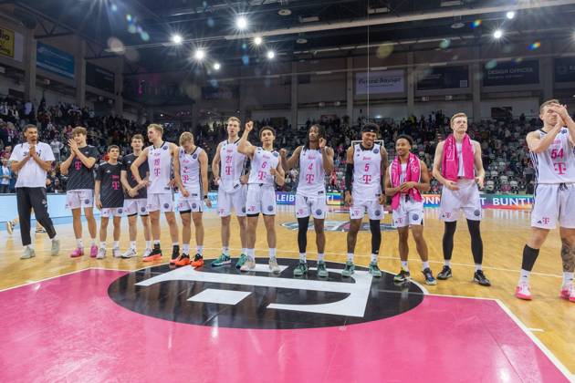 The Telekom Baskets Bonn team celebrates the victory against Maccabi Ironi Ramat Gan Telekom Baskets Bonn vs Maccabi Ironi Ramat Gan, Basketball, Champions League, Group round, 2024 2025, 13 11 2024 Telekom Baskets Bonn vs Maccabi Ironi Ramat Gan, Basketball, Champions League, Group round, 2024 2025, 13 11 2024 Bonn Copyright: xEibner-Pressefoto GerhardxWingenderx EP_GWR