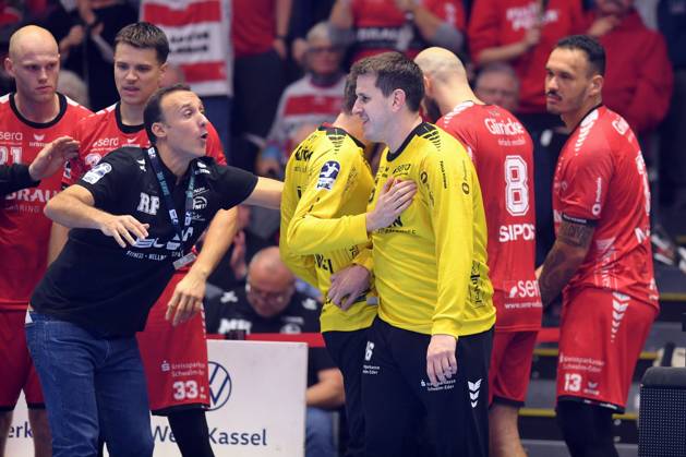Nebojsa Simic Goalkeeper MT Melsungen 16 , Roberto Garcia Parrondo Coach MT Melsungen L , Rogerio Moraes Ferreira MT Melsungen 13 , GER, MT Melsungen SC Magdeburg, Handball, 1 Bundesliga, Matchday 10, Season 2024 2025, 16 11 2024, GER, MT Melsungen SC Magdeburg, Handball, 1 Bundesliga, Matchday 10, Season 2024 2025, 16 11 2024 Kassel Copyright: xEibner-Pressefotox xRolandxSippelx EP_RSL