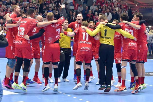 Cheers, joy after the win Nebojsa Simic Goalkeeper MT Melsungen 16 M , Dainis Kristopans MT Melsungen 10 L , Arnar Freyr Arnarsson MT Melsungen 21 , GER, MT Melsungen SC Magdeburg, Handball, 1 Bundesliga, Matchday 10, Season 2024 2025, 16 11 2024, GER, MT Melsungen SC Magdeburg, Handball, 1 Bundesliga, Matchday 10, Season 2024 2025, 16 11 2024 Kassel Copyright: xEibner-Pressefotox xRolandxSippelx EP_RSL