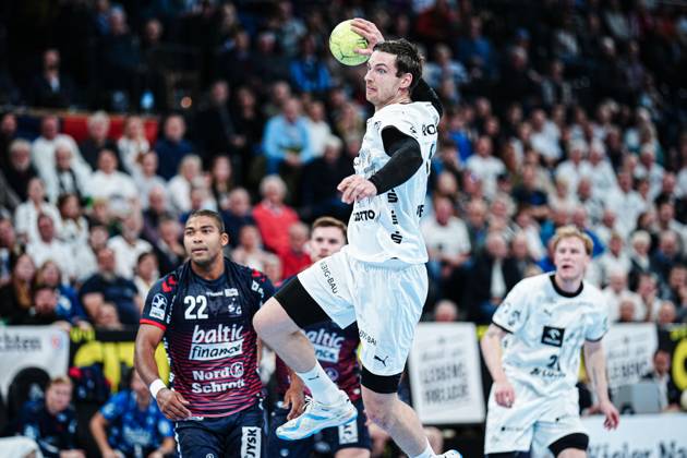 Throw Goal Hendrik Pekeler THW Kiel, 61 GER, THW Kiel vs SG Flensburg Handewitt, Handball, Bundesliga, Matchday, 10, Season 2024 2025, 17 11 2024 GER, THW Kiel vs SG Flensburg Handewitt, Handball, Bundesliga, Matchday, 10, Season 2024 2025, 17 11 2024 Kiel Copyright: xEibner-Pressefoto MarcelxvonxFehrnx EP_MFN