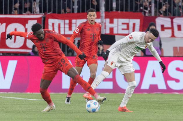 Alphonso Davies FC Bayern Muenchen and Ruben Vargas FC Augsburg v l in a duel, FC Bayern Muenchen vs FC Augsburg, Football, 1 Bundesliga, 11 Matchday, 22 11 2024 DFB regulations prohibit any use of photographs as image sequences and or quasi video Muenchen Bayern Germany Copyright: xkolbert-press PeterxFastlx