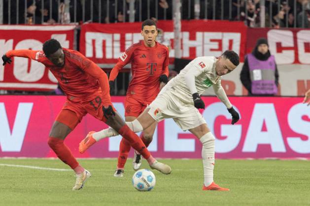 Alphonso Davies FC Bayern Muenchen and Ruben Vargas FC Augsburg v l in a duel, FC Bayern Muenchen vs FC Augsburg, Football, 1 Bundesliga, 11 Matchday, 22 11 2024 DFB regulations prohibit any use of photographs as image sequences and or quasi video Muenchen Bayern Germany Copyright: xkolbert-press PeterxFastlx