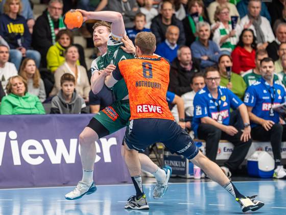Erik Persson Frisch Auf Goeppingen, 22 in duel with Tim Nothdurft Rhein Neckar Loewen, 08 , Frisch Auf Goeppingen vs Rhein Neckar Loewen, Handball, 1 Bundesliga, Men, Season 2024 2025, 23 11 2024, Frisch Auf Goeppingen vs Rhein Neckar Loewen, Handball, 1 Bundesliga, Men, Season 2024 2025, 23 11 2024 Goeppingen Copyright: xMichaelxSchmidt Eibner-Pressefotx EP_MST