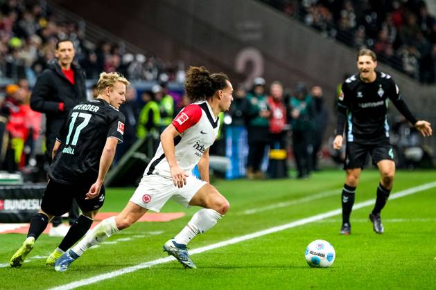 Marco Gruell SV Werder Bremen, 17 in duel with Arthur Theate Eintracht Frankfurt, 03 , behind Dino Toppmoeller Eintracht Frankfurt, coach and Niklas Stark SV Werder Bremen, 04 , GER, Eintracht Frankfurt vs SV Werder Bremen Football, 1 Bundesliga, 11 Matchday, Season 2024 2025, 23 11 2024 DFL REGULATIONS PROHIBIT ANY USE OF PHOTOGRAPHS as IMAGE SEQUENCES and or QUASI VIDEO GER, Eintracht Frankfurt vs SV Werder Bremen Football, 1 Bundesliga, 11 Matchday, Season 2024 2025, 23 11 2024 Frankfurt Copyright: xEibner-Pressefoto FlorianxWieganx EP_FWD