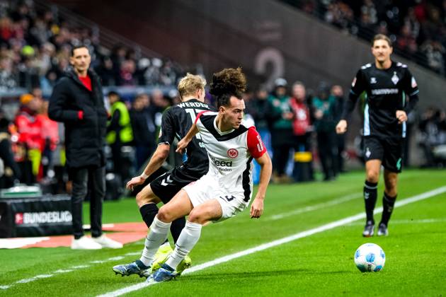 Marco Gruell SV Werder Bremen, 17 in duel with Arthur Theate Eintracht Frankfurt, 03 , behind Dino Toppmoeller Eintracht Frankfurt, coach and Niklas Stark SV Werder Bremen, 04 , GER, Eintracht Frankfurt vs SV Werder Bremen Football, 1 Bundesliga, 11 Matchday, Season 2024 2025, 23 11 2024 DFL REGULATIONS PROHIBIT ANY USE OF PHOTOGRAPHS as IMAGE SEQUENCES and or QUASI VIDEO GER, Eintracht Frankfurt vs SV Werder Bremen Football, 1 Bundesliga, 11 Matchday, Season 2024 2025, 23 11 2024 Frankfurt Copyright: xEibner-Pressefoto FlorianxWieganx EP_FWD