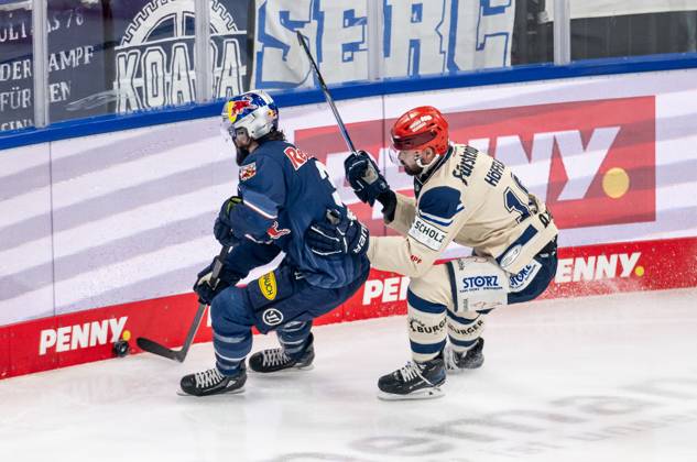 Fight for the puck duel between Dominik Bittner EHC Red Bull Muenchen, 3 and Mirko Hoefflin Schwenninger Wild Wings, 10 GER, EHC Red Bull Muenchen vs Schwenninger Wild Wings, Ice Hockey, DEL, Matchday 20, Season 2024 2025, 26 11 2024 GER, EHC Red Bull Muenchen vs Schwenninger Wild Wings, Ice Hockey, DEL, Matchday 20, Season 2024 2025, 26 11 2024 Muenchen Copyright: xEibner-Pressefoto HeikexFeinerx EP_HFR
