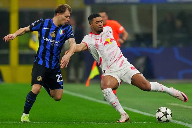 Inter Milan s Nicolo Barella fights for the ball with Leipzig s Benjamin Henrichs during the Uefa Champions League soccer match between Inter and Leipzig at the San Siro Stadium in Milan, north Italy - Tuesday , November 26 , 2024. - Soccer .  Copyright: xSpada LaPressex
