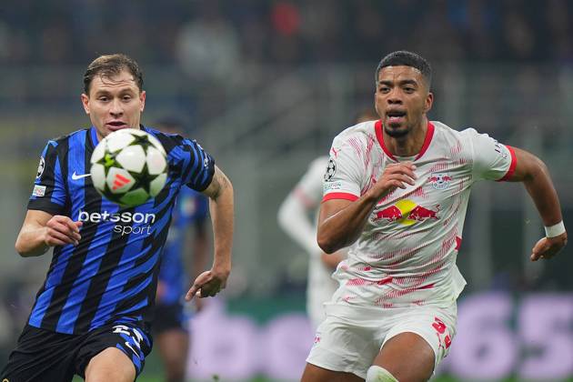 Inter Milan s Nicolo Barella fights for the ball with Leipzig s Benjamin Henrichs during the Uefa Champions League soccer match between Inter and Leipzig at the San Siro Stadium in Milan, north Italy - Tuesday , November 26 , 2024. - Soccer .  Copyright: xSpada LaPressex