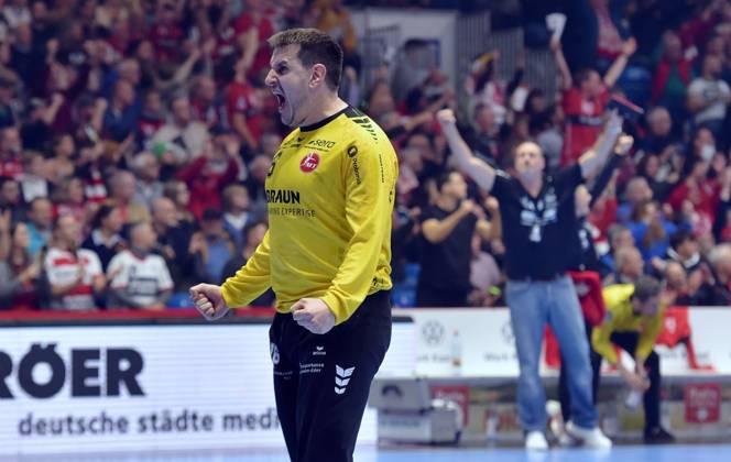 Cheers for Nebojsa Simic Goalkeeper MT Melsungen 16 , GER, MT Melsungen SG Flensburg Handewitt, Handball, 1 Bundesliga, Matchday 12, Season 2024 2025, 29 11 2024, GER, MT Melsungen SG Flensburg Handewitt, Handball, 1 Bundesliga, Matchday 12, Season 2024 2025, 29 11 2024 Kassel Copyright: xEibner-Pressefotox xRolandxSippelx EP_RSL