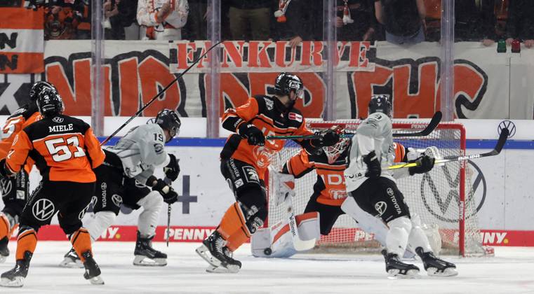 Dustin Strahlmeier Grizzlys Wolfsburg saves ice hockey, DEL, Penny DEL, Men, Men, Season 2024 20225, Grizzlys Wolfsburg vs Koelner Haie, 1 2