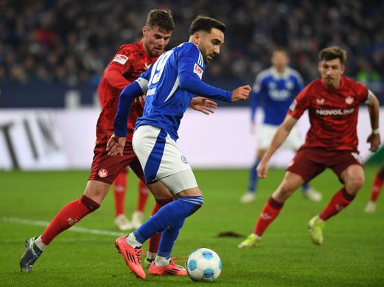 Kenan Karaman FC Schalke 04 in action, on the ball, single action during the 2 Bundesliga match between FC Schalke 04 and 1 FC Kaiserslautern at Veltins Arena on November 29, 2024 in Gelsenkirchen, Germany Photo by Ralf Treese DeFodi Images Kenan Karaman FC Schalke 04 controls the ball during the 2 Bundesliga match between FC Schalke 04 and 1 FC Kaiserslautern at Veltins Arena on November 29, 2024 in Gelsenkirchen, Germany Photo by Ralf Treese DeFodi Images DFB DFL REGULATIONS PROHIBIT ANY USE OF PHOTOGRAPHS AS IMAGE SEQUENCES AND OR QUASI VIDEO Defodi 521 S04FCK20241129 035 Defodi-521 DFB DFL REGULATIONS PROHIBIT ANY USE OF PHOTOGRAPHS AS IMAGE SEQUENCES AND OR QUASI-VIDEO.