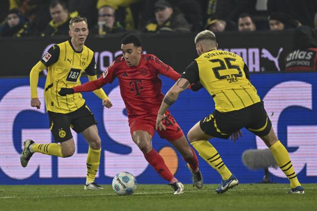 v li fighting for the ball Maximilian Beier Dortmund 14 Jamal Musiala Muenchen 42 Niklas Süle Suele Dortmund 25 30 11 2024 Football Borussia Dortmund vs FC Bayern Muenchen, Signal Iduna Park, Dortmund, DFB DFL REGULATIONS PROHIBIT ANY USE OF PHOTOGRAPHS AS IMAGE SEQUENCES AND OR QUASI VIDEO NRW Germany Copyright: xpepphotox xHorstxMauelshagenx pep00321, pep_20241130_hm_1391