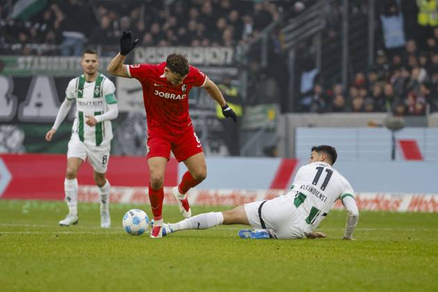 Maximilian Eggestein SC Freiburg, 08 and Tim Kleindienst Borussia Mönchengladbach, 11 in duel , Soccer, 1 Bundesliga, Matchday 12, 2024 2025, SC Freiburg vs Borussia Mönchengladbach, 30 11 2024, Europa Park Stadion, Freiburg im Breisgau, Germany DFL REGULATIONS PROHIBIT ANY USE OF PHOTOGRAPHS AS IMAGE SEQUENCES AND OR QUASI VIDEO Freiburg im Breisgau Europa Park Stadion Baden Wuerttemberg Germany Copyright: xGrantxHubbsx