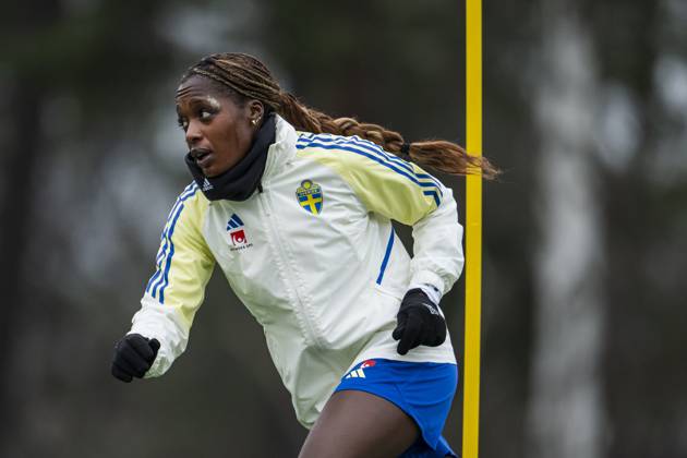 241201 Evelyn Ijeh of the Swedish women s national football team during a training session on December 1, 2024 in Stockholm Photo Jonathan Näckstrand BILDBYRAN COP 94 JN0186 fotboll football soccer fotball em kval kval uefa womens euro qualifier qualifier träning practice training sverige sweden dam bbeng  Copyright: JONATHANxNÄCKSTRAND BB241201JN061