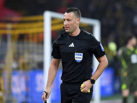 Referee Sven Jablonski looks on during the Bundesliga match between Borussia Dortmund and FC Bayern München, SIGNAL IDUNA PARK on November 30, 2024 in Dortmund, Germany Photo by Ralf Treese DeFodi Images Referee Sven Jablonski looks on during the Bundesliga match between Borussia Dortmund and FC Bayern München at Signal Iduna Park on November 30, 2024 in Dortmund, Germany Photo by Ralf Treese DeFodi Images DFL regulations prohibit any use of photographs as image sequences and or quasi video Defodi 521 BVBFCB20241130 112 Defodi-521 DFL regulations prohibit any use of photographs as image sequences and or quasi-video.