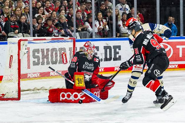 Ice Hockey Penny DEL 22 Matchday Cologne Sharks Schwenninger Wild Wings on 01 12 2024 at the Lanxess Arena in Cologne Mirko Pantkowski Cologne , left Moritz Müller Cologne , right According to the regulations of the DEL German Ice Hockey League, the publication and further use of the recordings in electronic media and end devices of all kinds during the ongoing game is not permitted xDMx