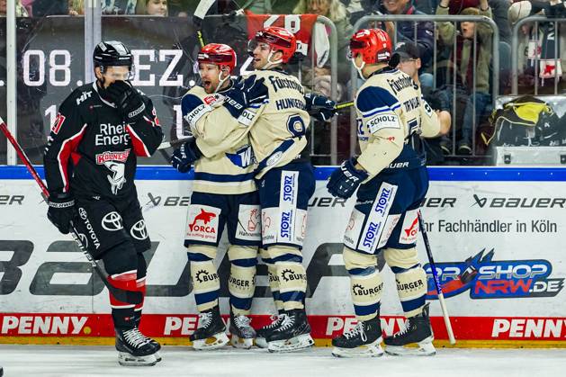 Ice Hockey Penny DEL 22 Matchday Kölner Haie Schwenninger Wild Wings on 01 12 2024 at the Lanxess Arena in Cologne Schwenningens players cheer the goal to 0 2 by Tylor Spink Schwenningen According to the regulations of the DEL German Ice Hockey League, the publication and further use of the recordings in electronic media and end devices of all kinds during the ongoing game is not permitted xDMx