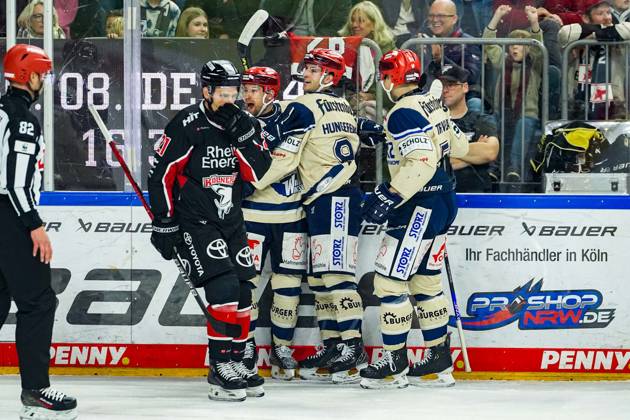 Ice Hockey Penny DEL 22 Matchday Kölner Haie Schwenninger Wild Wings on 01 12 2024 at the Lanxess Arena in Cologne Schwenningens players cheer the goal to 0 2 by Tylor Spink Schwenningen According to the regulations of the DEL German Ice Hockey League, the publication and further use of the recordings in electronic media and end devices of all kinds during the ongoing game is not permitted xDMx