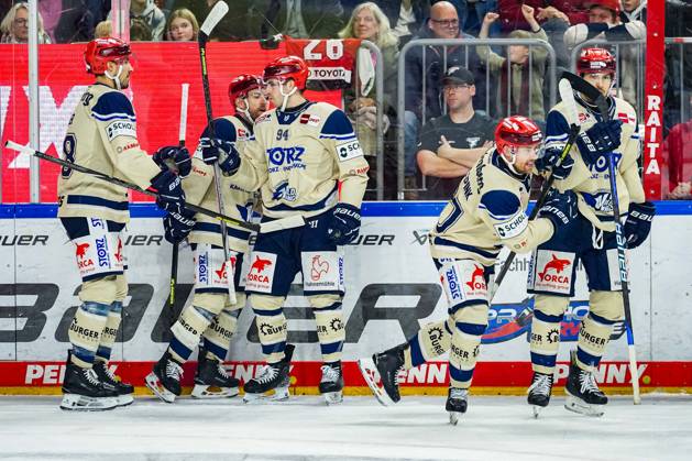 Ice Hockey Penny DEL 22 Matchday Kölner Haie Schwenninger Wild Wings on 01 12 2024 at the Lanxess Arena in Cologne Schwenningens players cheer the goal to 0 2 by Tylor Spink Schwenningen According to the regulations of the DEL German Ice Hockey League, the publication and further use of the recordings in electronic media and end devices of all kinds during the ongoing game is not permitted xDMx