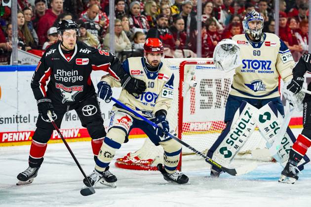 Ice Hockey Penny DEL 22 Matchday Cologne Sharks Schwenninger Wild Wings on 01 12 2024 at the Lanxess Arena in Cologne Juhani Tyrväinen Cologne , left Mirko Höfflin Schwenningen , center Joacim Eriksson Schwenningen , right According to the regulations of the DEL German Ice Hockey League, the publication and further use of the recordings in electronic media and end devices of all kinds during the ongoing game is not permitted xDMx