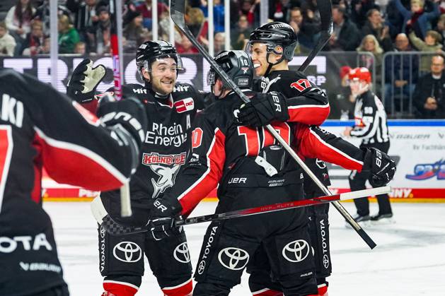 Ice Hockey Penny DEL 22 Matchday Cologne Sharks Schwenninger Wild Wings on 01 12 2024 at the Lanxess Arena in Cologne Joshua Currie Cologne , left and Jan Luca Sennhenn Cologne , right congratulate Justin Schütz Cologne , center on his goal to 2 3 According to the regulations of the DEL German Ice Hockey League, the publication and further use of the recordings in electronic media and end devices of all kinds during the ongoing game is not permitted xDMx
