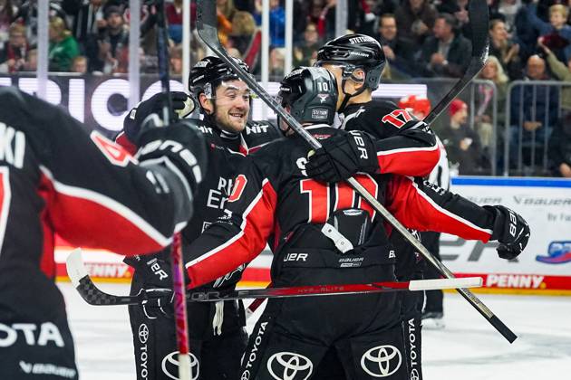 Ice Hockey Penny DEL 22 Matchday Cologne Sharks Schwenninger Wild Wings on 01 12 2024 at the Lanxess Arena in Cologne Joshua Currie Cologne , left and Jan Luca Sennhenn Cologne , right congratulate Justin Schütz Cologne , center on his goal to 2 3 According to the regulations of the DEL German Ice Hockey League, the publication and further use of the recordings in electronic media and end devices of all kinds during the ongoing game is not permitted xDMx