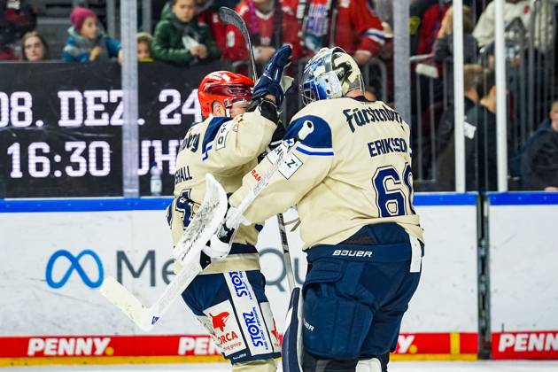 Ice Hockey Penny DEL 22 Matchday Kölner Haie Schwenninger Wild Wings on 01 12 2024 at the Lanxess Arena in Cologne Benjamin Marshall Schwenningen , left congratulates his goalkeeper Joacim Eriksson Schwenningen , right to the victory According to the regulations of the DEL German Ice Hockey League, the publication and further use of the recordings in electronic media and end devices of all kinds during the ongoing game is not permitted xDMx