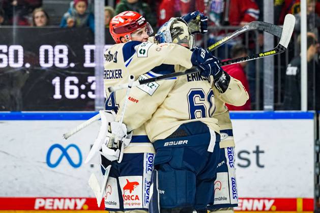 Ice Hockey Penny DEL 22 Matchday Kölner Haie Schwenninger Wild Wings on 01 12 2024 at the Lanxess Arena in Cologne Phil Hungerecker Schwenningen , left thanks his goalkeeper Joacim Eriksson Schwenningen , right for the strong performance According to the regulations of the DEL German Ice Hockey League, the publication and further use of the recordings in electronic media and end devices of all kinds during the ongoing game is not permitted xDMx