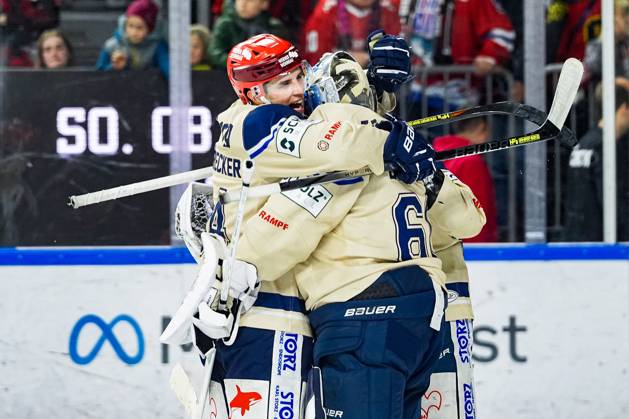 Ice Hockey Penny DEL 22 Matchday Kölner Haie Schwenninger Wild Wings on 01 12 2024 at the Lanxess Arena in Cologne Phil Hungerecker Schwenningen , left thanks his goalkeeper Joacim Eriksson Schwenningen , right for the strong performance According to the regulations of the DEL German Ice Hockey League, the publication and further use of the recordings in electronic media and end devices of all kinds during the ongoing game is not permitted xDMx