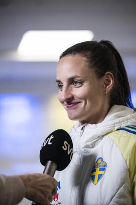 241202 Nathalie Björn of the Swedish women s national football team in the mixed zone after a training session on December 2, 2024 in Stockholm Photo Maxim Thorà BILDBYRAN kod MT MT0701 fotboll football soccer fotball em kval kval uefa womens euro qualifier qualifier träning practice training sverige sweden dam bbeng Copyright: MAXIMxTHORE BB241202MT058