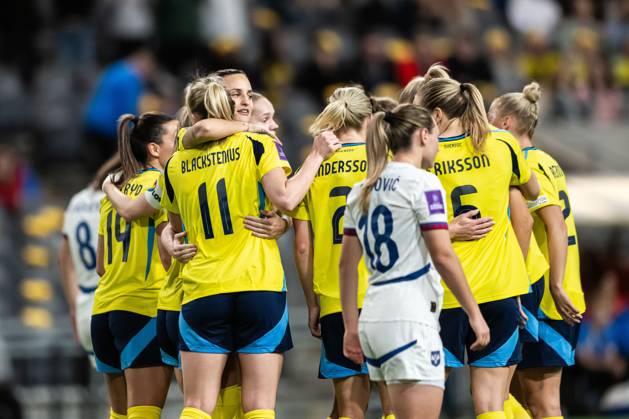 241203 Stina Blackstenius of Sweden celebrates with Nathalie Björn after 4 0 during the UEFA Women s Euro Qualifier play off football match between Sweden and Serbia on December 3, 2024 in Stockholm Photo Emma Wallskog BILDBYRAN COP 320 JM0616 bbeng fotboll football soccer fotball em kval kval uefa womens euro qualifier play off sverige sweden serbien serbia dam jubel Copyright: EMMAxWALLSKOG BB241203EW054