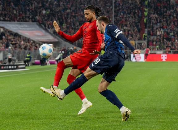 Fight for the ball duel between Michael Olise FC Bayern Muenchen, 17 and Jonas Foehrenbach 1 FC Heidenheim 1846, 19 GER, FC Bayern Muenchen vs 1 FC Heidenheim 1846, Football, Bundesliga, Matchday 13, Season 2024 2025, 07 12 2024 DFL DFB REGULATIONS PROHIBIT ANY USE OF PHOTOGRAPHS as IMAGE SEQUENCES and or QUASI VIDEO GER, FC Bayern Muenchen vs 1 FC Heidenheim 1846, Football, Bundesliga, Matchday 13, Season 2024 2025, 07 12 2024 Muenchen Copyright: xEibner-Pressefoto HeikexFeinerx EP_HFR