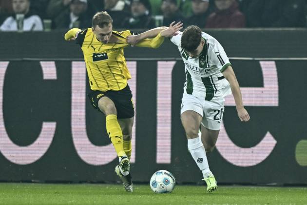 from left in duel Maximilian Beier Dortmund 14 Lukas Ullrich Moenchengladbach 26 07 12 2024 Soccer Borussia Mönchengladbach vs Borussia Dortmund , Borussia Park, Moenchengladbach, DFB DFL REGULATIONS PROHIBIT ANY USE OF PHOTOGRAPHS AS IMAGE SEQUENCES AND OR QUASI VIDEO NRW Germany Copyright: xpepphotox xHorstxMauelshagenx pep00321, pep_20241207_hm_1740
