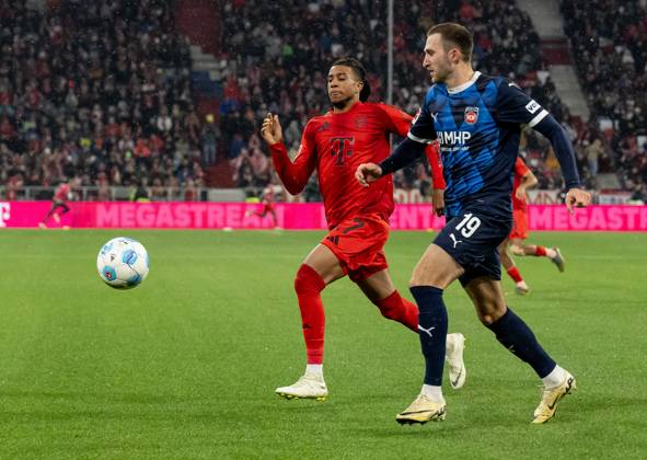 Fight for the ball duel between Michael Olise FC Bayern Muenchen, 17 and Jonas Foehrenbach 1 FC Heidenheim 1846, 19 GER, FC Bayern Muenchen vs 1 FC Heidenheim 1846, Football, Bundesliga, Matchday 13, Season 2024 2025, 07 12 2024 DFL DFB REGULATIONS PROHIBIT ANY USE OF PHOTOGRAPHS as IMAGE SEQUENCES and or QUASI VIDEO GER, FC Bayern Muenchen vs 1 FC Heidenheim 1846, Football, Bundesliga, Matchday 13, Season 2024 2025, 07 12 2024 Muenchen Copyright: xEibner-Pressefoto HeikexFeinerx EP_HFR