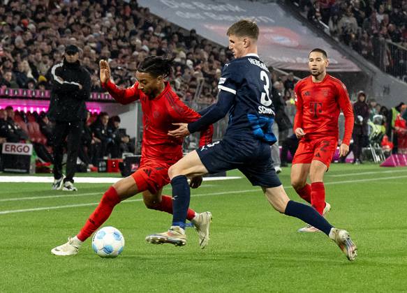 Fight for the ball duel between Michael Olise FC Bayern Muenchen, 17 and Jan Schoeppner 1 FC Heidenheim 1846, 3 GER, FC Bayern Muenchen vs 1 FC Heidenheim 1846, Football, Bundesliga, Matchday 13, Season 2024 2025, 07 12 2024 DFL DFB REGULATIONS PROHIBIT ANY USE OF PHOTOGRAPHS as IMAGE SEQUENCES and or QUASI VIDEO GER, FC Bayern Muenchen vs 1 FC Heidenheim 1846, Football, Bundesliga, Matchday 13, Season 2024 2025, 07 12 2024 Muenchen Copyright: xEibner-Pressefoto HeikexFeinerx EP_HFR